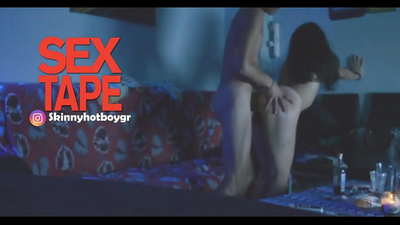 Simpàtica col·legial amb el seu xicot