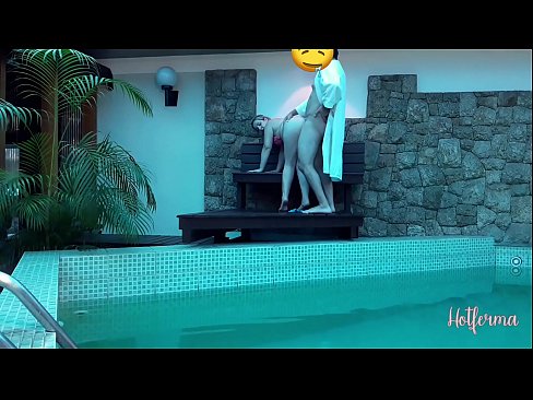 ❤️ El cap convida la criada a la piscina, però no va poder resistir-se a una calor Porno anal a nosaltres ❌️❤