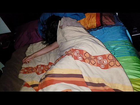 ❤️ El fillastre renya la seva jove madrastra mentre dorm. Porno anal a nosaltres ❌️❤